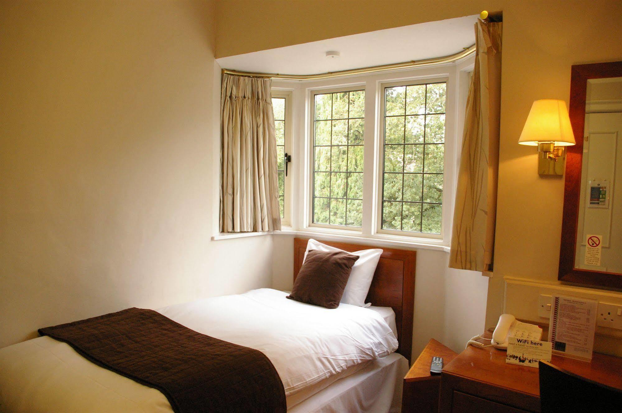 Farnham House Hotel Exterior photo